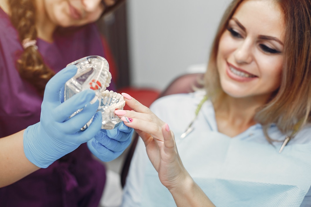 Jak prawidłowo dbać o protezy zębowe, aby przeciwdziałać ich uszkodzeniom?