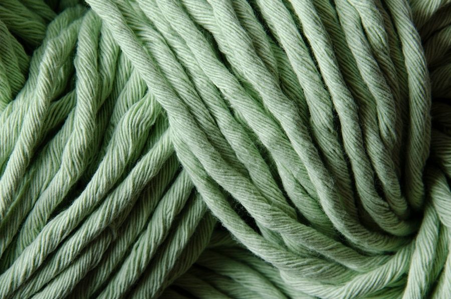 Wykorzystanie naturalnych tkanin w modzie – zalety i unikalność produktów z kaszmiru i wełny merino