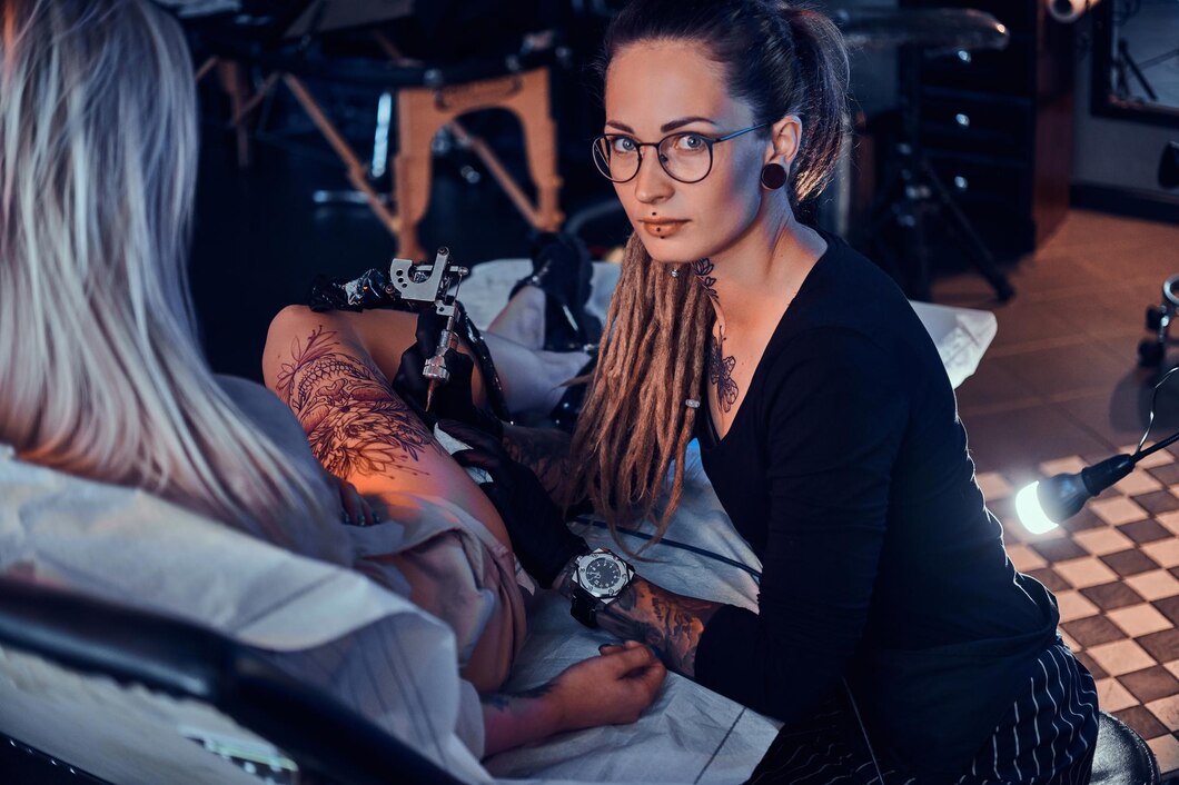Jak prawidłowo pielęgnować tatuaż w trakcie gojenia z wykorzystaniem maszynki rotacyjnej i inspirujące pomysły na wzory